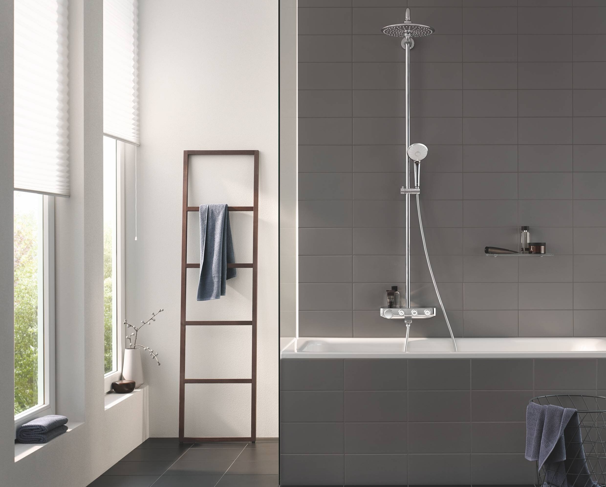 Душевая стойка с термостатом и изливом для ванны Grohe Euphoria SmartControl 260 Mono 26510000